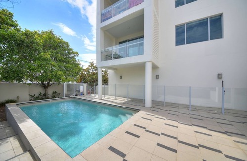 Mermaid Waters Apartment | Boutique building, 400m to beach, best bars, restaurants ,pool. Parking space