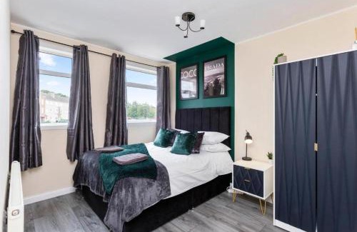 Niddrie House | Boutique Edinburgh 3 bed house - Parking - Garden