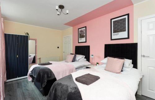 Niddrie House | Boutique Edinburgh 3 bed house - Parking - Garden