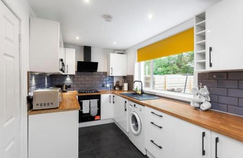 Niddrie House | Boutique Edinburgh 3 bed house - Parking - Garden