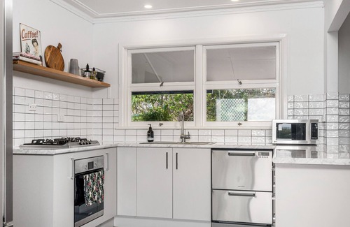 Sleepy Hollow House | Boutique farm accommodation only 5 minutes away from the Beach.