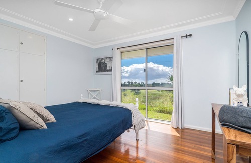 Sleepy Hollow House | Boutique farm accommodation only 5 minutes away from the Beach.