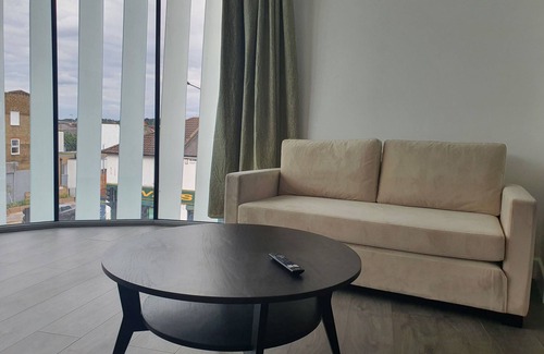Canbury Apartment | Boutique Vertigo Apartment Central Kingston/london
