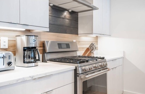 Westside Apartment | Boutique Home & Resort Pool 'Dewees'