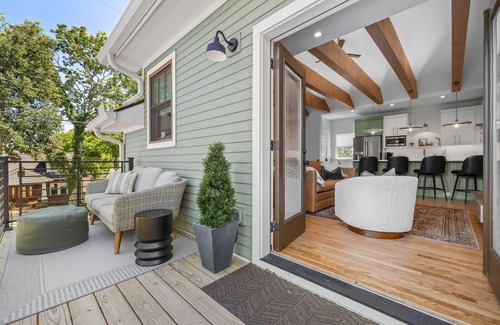 Cahal Street Group House | Boutique Luxury King Suite Spa Shower, Chef Kitchen, Fireplace, Walk to Dining