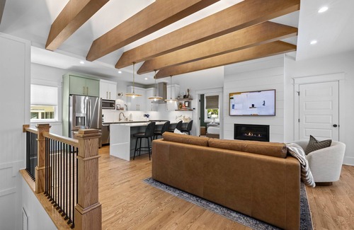 Cahal Street Group House | Boutique Luxury King Suite Spa Shower, Chef Kitchen, Fireplace, Walk to Dining