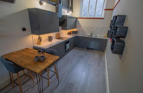 Hull Old Town House | Boutique Penthouse Apartment in Historic Hull HU1 - sleeps 6