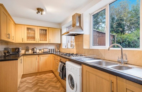 Wormholt and White City House | Boutique Shepherds Bush Abode- Garden- Sleeps 12