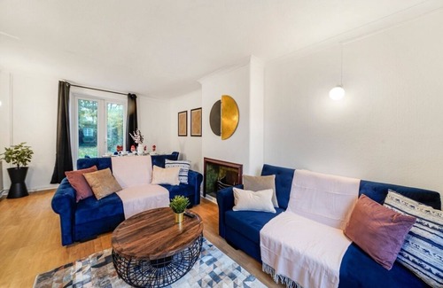 Wormholt and White City House | Boutique Shepherds Bush Abode- Garden- Sleeps 12