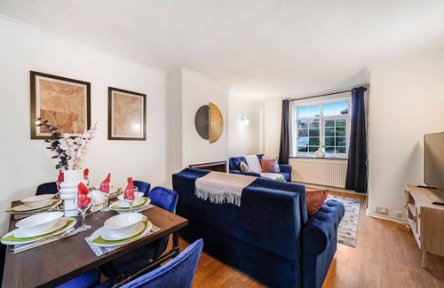 Wormholt and White City House | Boutique Shepherds Bush Abode- Garden- Sleeps 12