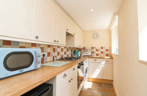 Isle of Portland Cottage | BOWMAN'S COTTAGE, romantic, with a garden in Wakeham, Portland