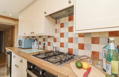 Isle of Portland Cottage | BOWMAN'S COTTAGE, romantic, with a garden in Wakeham, Portland