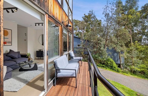Lorne House | Boxy's Beach House: Perfect Location - Sea ViewsPeace & Quiet - Walk Anywhere