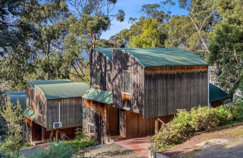 Lorne House | Boxy's Beach House: Perfect Location - Sea ViewsPeace & Quiet - Walk Anywhere