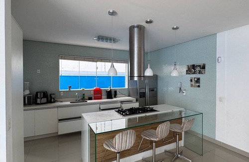Balneario Praia do Pernambuco House | Spacious Residence with Pool in Praia do Mar Casado/Pernambuco Guarujá