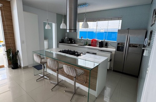 Balneario Praia do Pernambuco House | Spacious Residence with Pool in Praia do Mar Casado/Pernambuco Guarujá