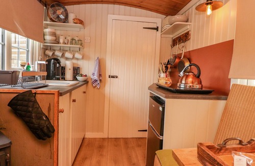 Barnoldswick Cottage | BRACKEN HUT AT COPY HOUSE HIDEAWAY, pet friendly in Earby