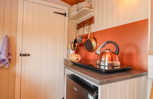 Barnoldswick Cottage | BRACKEN HUT AT COPY HOUSE HIDEAWAY, pet friendly in Earby