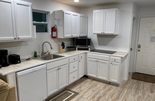 Bradenton Apartment | Bradenton duplex near downtown Pier, Harbor, Riverwalk & beaches. Pet friendly!