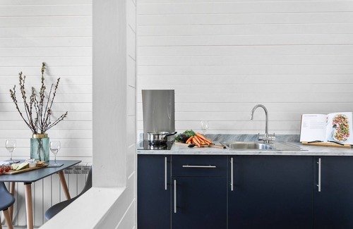 Wells Cabin | Bramley, Apple Tree Glamping - a chalet that sleeps 2 guests in 1 bedroom