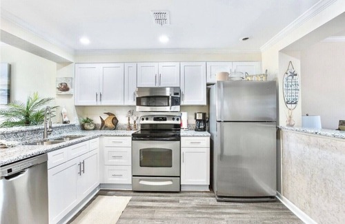 Sandestin Villa | BRAND NEW 2024 6 passenger GOLF CART! 3 minutes to beach! Beautiful lake view!