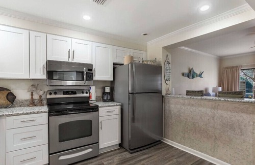 Sandestin Villa | BRAND NEW 2024 6 passenger GOLF CART! 3 minutes to beach! Beautiful lake view!