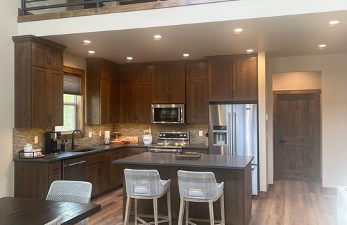 Gilchrist Cabin | BRAND NEW! 3-bedroom cabin in fantastic Two Rivers North, free WiFi