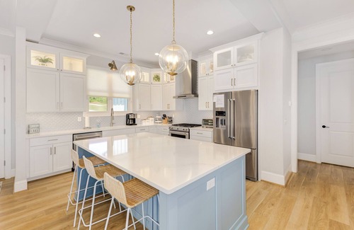 Seneca House | Brand New 6BR/6BA Luxury Home, 20 min to Clemson. Flat lot/firepit/pool table!