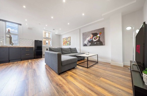 East Acton Apartment | Brand New Apt Sleeps 5 - Zone 2