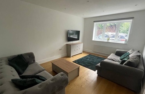 Redbridge House | Brand new build - 4 bed stunner - EV Charge point - Pool Table