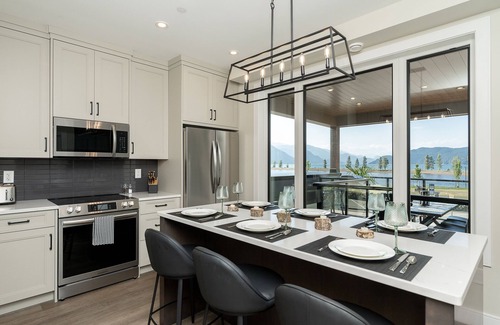 Harrison Hot Springs Condo | BRAND NEW 3-bedroom/2 bath waterfront condo in lovely Harrison Hot Springs