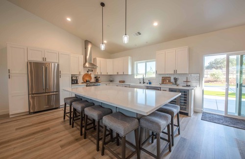 Paso Robles House | Brand-new Farmhouse Style Ranch w/Fire Pit in the heart of Paso Robles!