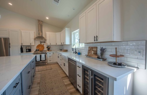 Paso Robles House | Brand-new Farmhouse Style Ranch w/Fire Pit in the heart of Paso Robles!