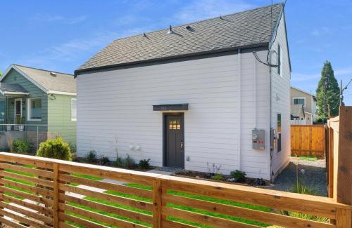 Greenwood House | Brand New Home 10min To Green Lake