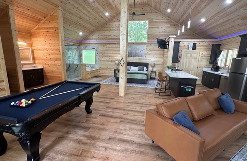 Cleveland House | Brand New Luxury Cabin Full of Amenities
