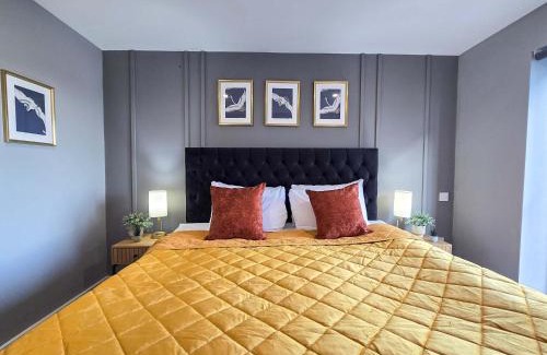 The Docks Apartment | BRAND NEW Luxury Home by City SuperHost