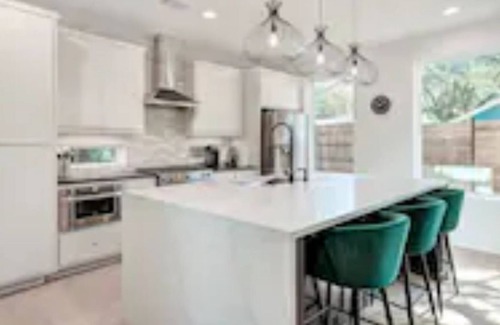 Swede Hill House | Brand New Luxury House Next to Downtown