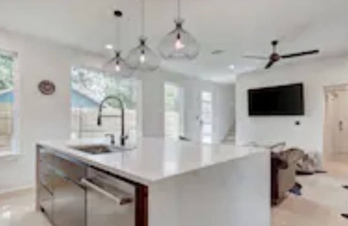 Swede Hill House | Brand New Luxury House Next to Downtown