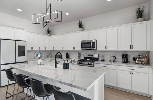 South Mountain House | Brand New Modern 3BR Retreat – Pool, Jacuzzi, Gym & Stunning Views