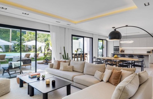 Marbella Villa | Brand New Modern 5 BDRM Villa in Puerto Banús