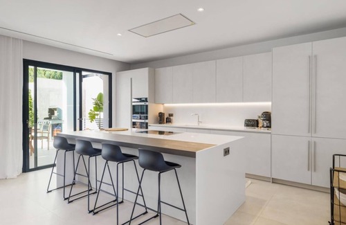 Marbella Villa | Brand New Modern 5 BDRM Villa in Puerto Banús