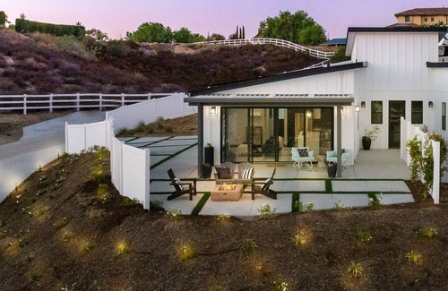 Temecula Villa | Brand New Modern Romantic Couples Getaway in Wine Country