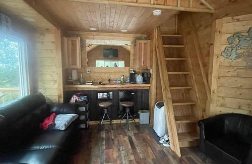 Circleville Cabin | Brand new Rustic Treehouse on the Scenic Big Darby Creek Sleep under the stars.