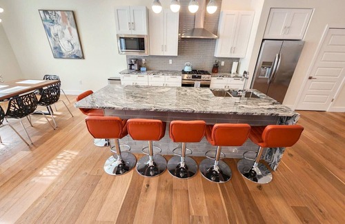 The Gate House | Brand New Stunning 5BR Home. Minutes to downtown, Forest Park. Sleep 14.