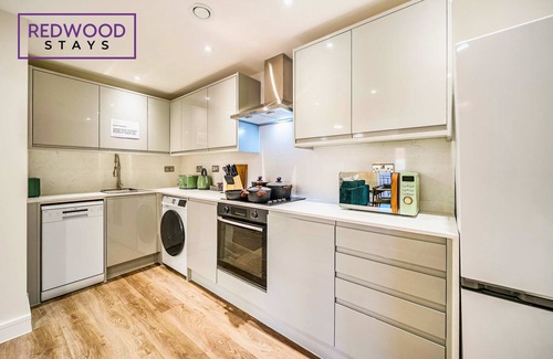 Rushmoor District Apartment | Brand New | Town Center | FREE WiFi | Balcony