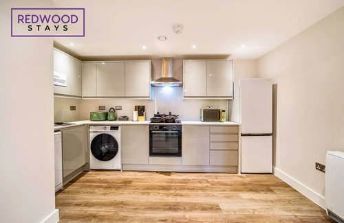 Rushmoor District Apartment | Brand New | Town Center | FREE WiFi | Balcony