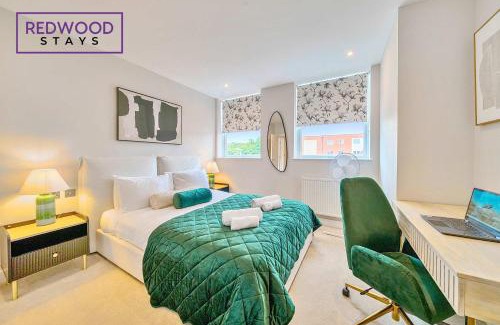 Rushmoor District Apartment | Brand New Town Center FREE FAST WiFi Balcony by Redwood Stays