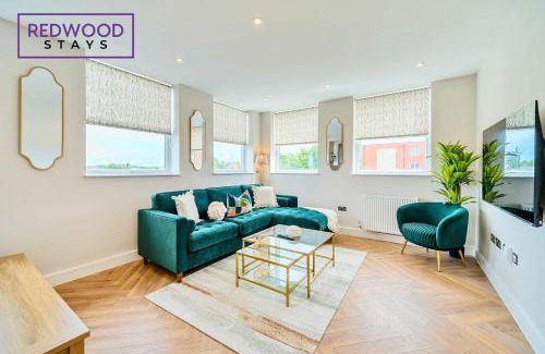 Rushmoor District Apartment | Brand New Town Center FREE FAST WiFi Balcony by Redwood Stays