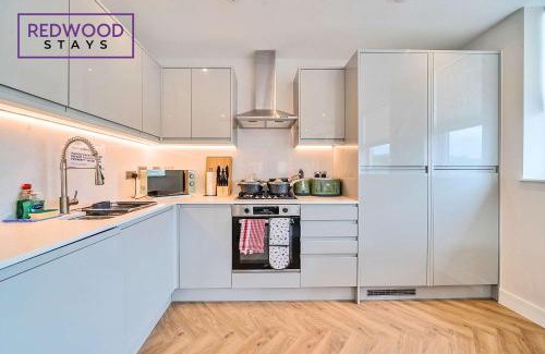 Rushmoor District Apartment | Brand New Town Center FREE FAST WiFi Balcony by Redwood Stays