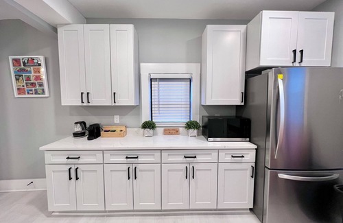 Oakland House | Brand New University-Themed Home ON Pitt Campus, Outdoor Dining, Free Parking